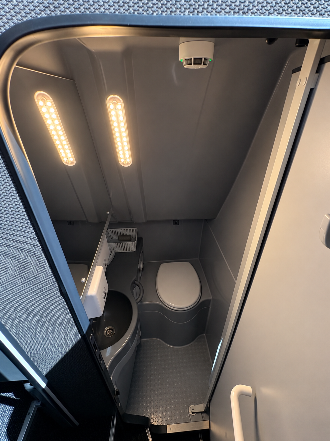 toilettes jmt - Mercedes Tourismo | 50 places